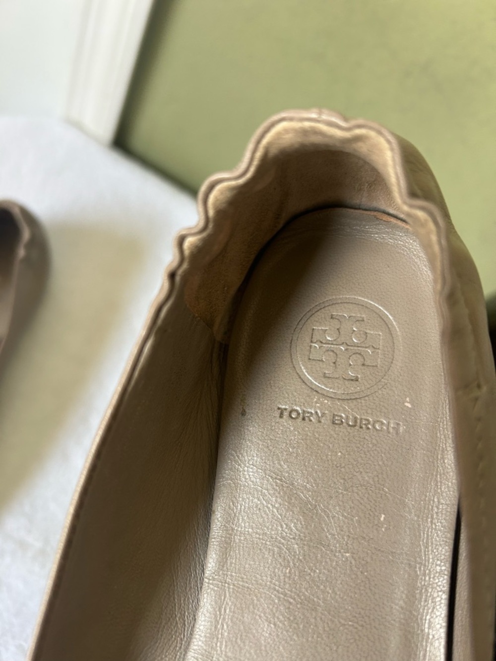 Tory Burch Taupe Leather Logo Medallion Ballet Flats - Picture 15 of 16